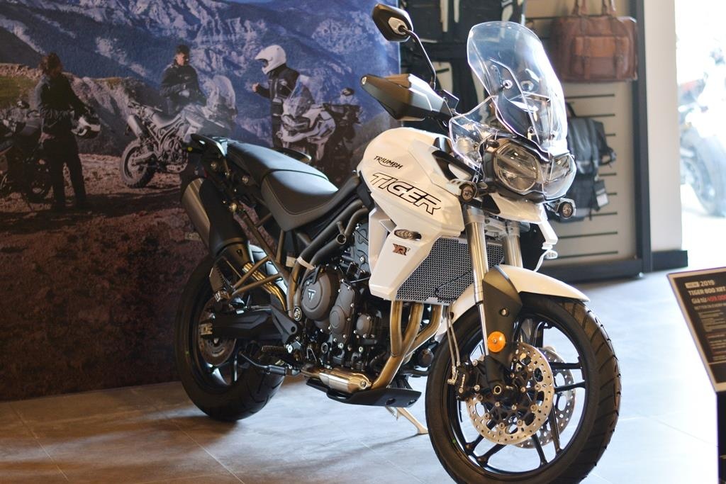 Can canh Triumph Tiger 800 2019 - doi trong cua BMW F800 GS hinh anh