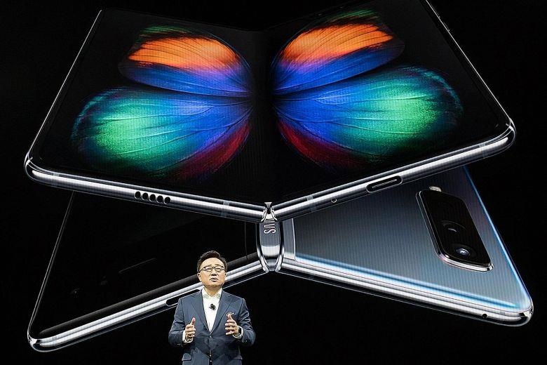 Samsung hoan ra mat Galaxy Fold tai nhieu noi hinh anh