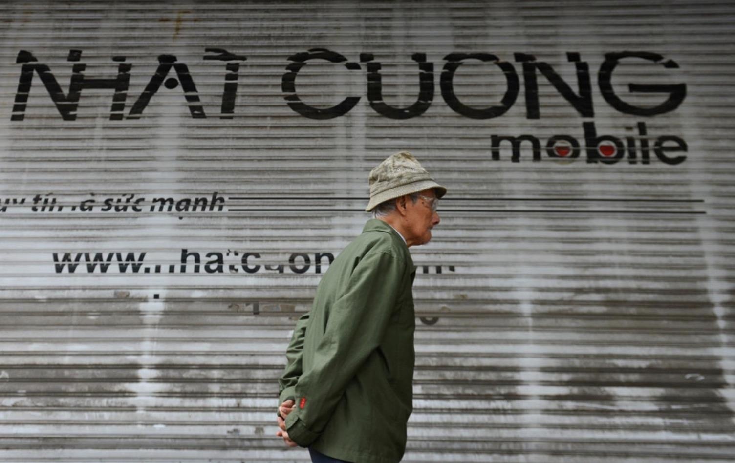 Nhat Cuong ban iPhone xach tay nhieu lum xum, 'om' het dich vu cong HN hinh anh