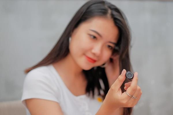 Thu B&O E8 dat gap doi AirPods - chat am khac biet, ket noi kem hon hinh anh