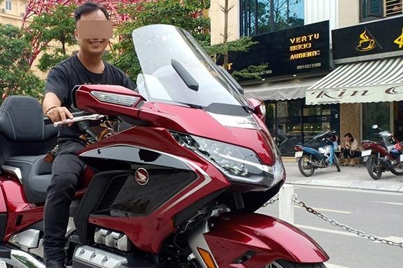 Trom dot nhap lay di moto 350 trieu, bo qua xe hon 1 ty ngay ben canh hinh anh