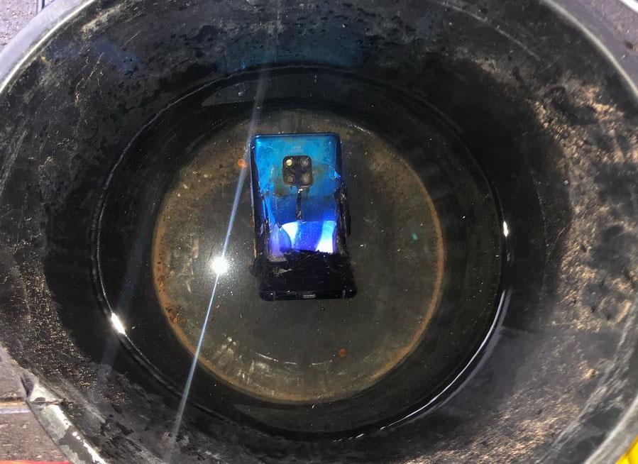 Ca rap hat tai Anh so tan vi Huawei Mate 20 Pro boc chay hinh anh