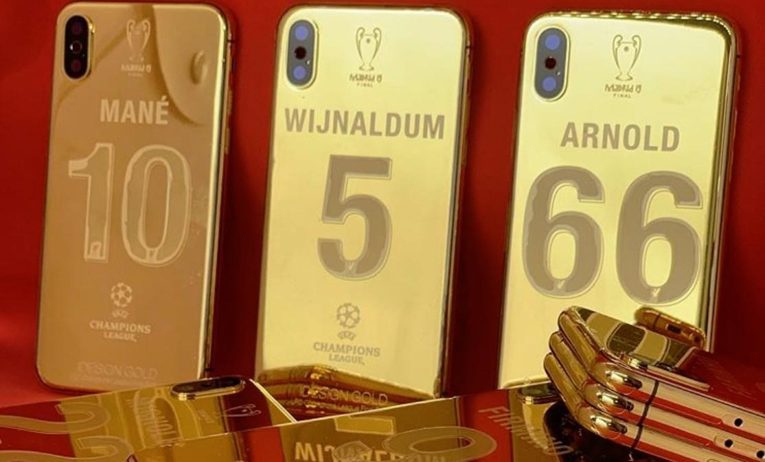 Vo dich C1, cau thu Liverpool duoc tang iPhone XS ma vang hinh anh
