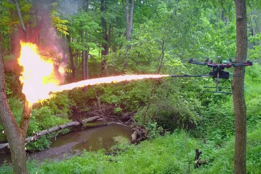 Sung phun lua gan len drone hinh anh