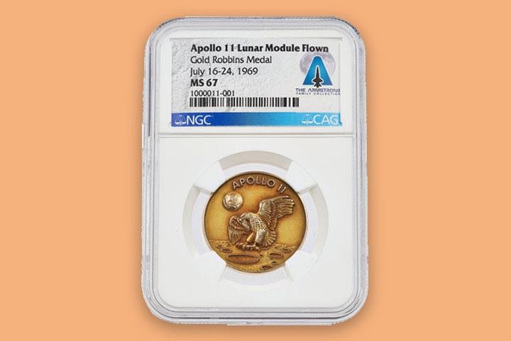 Huy hieu cua nguoi dau tien len Mat Trang co gia cao kho tin hinh anh