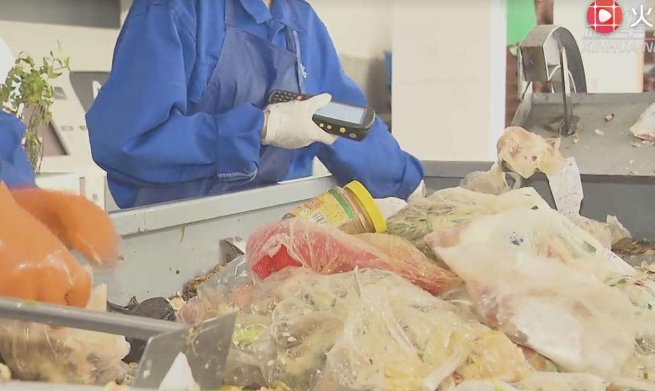 nguoi trung quoc phan loai rac vi diem cong dan anh 3