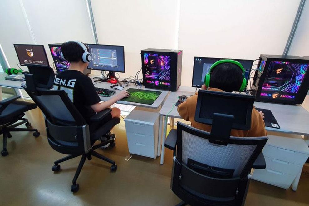 Tai 'thanh dia eSports', mot ngay cua game thu chuyen nghiep ra sao? hinh anh