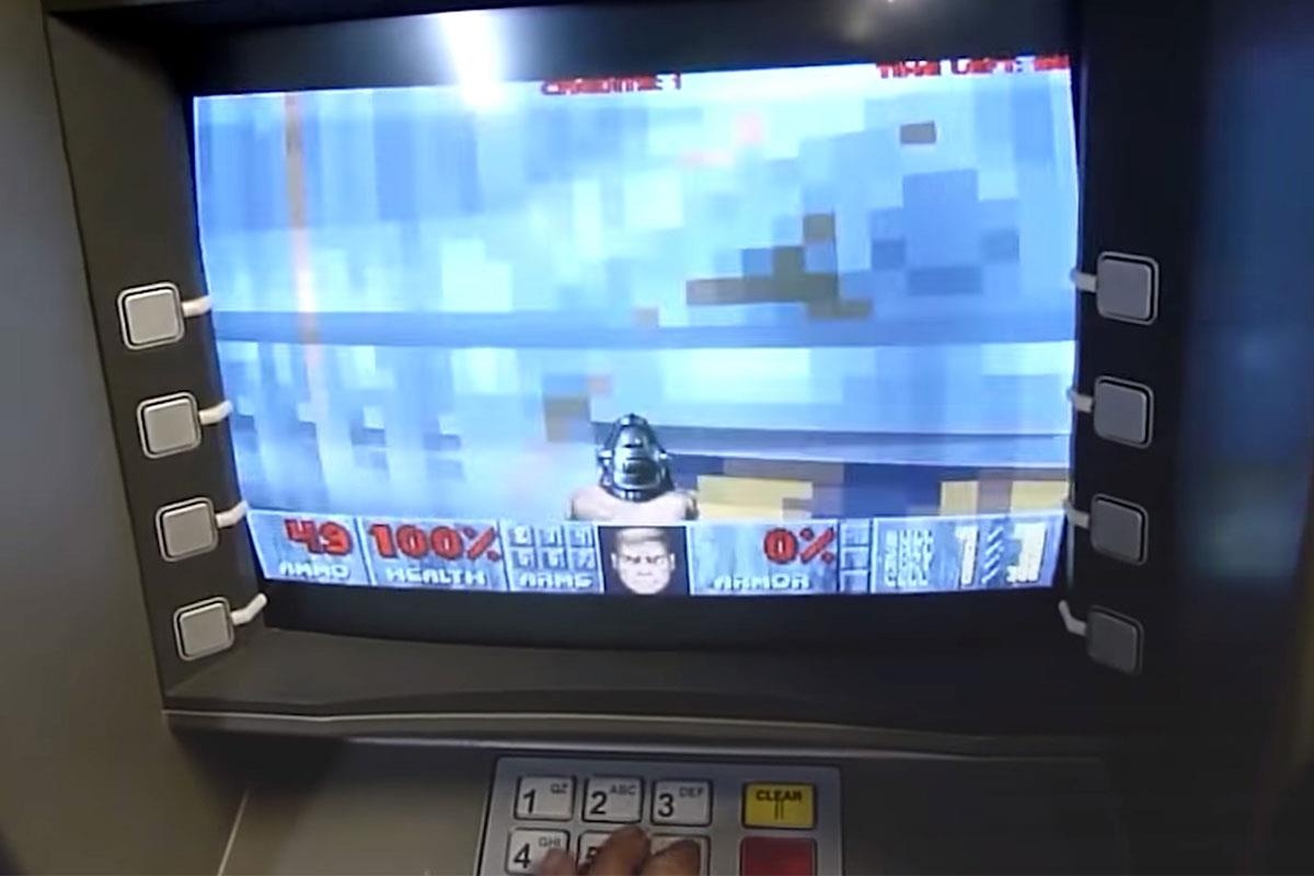 Choi DOOM tren may ATM, dan piano... hinh anh