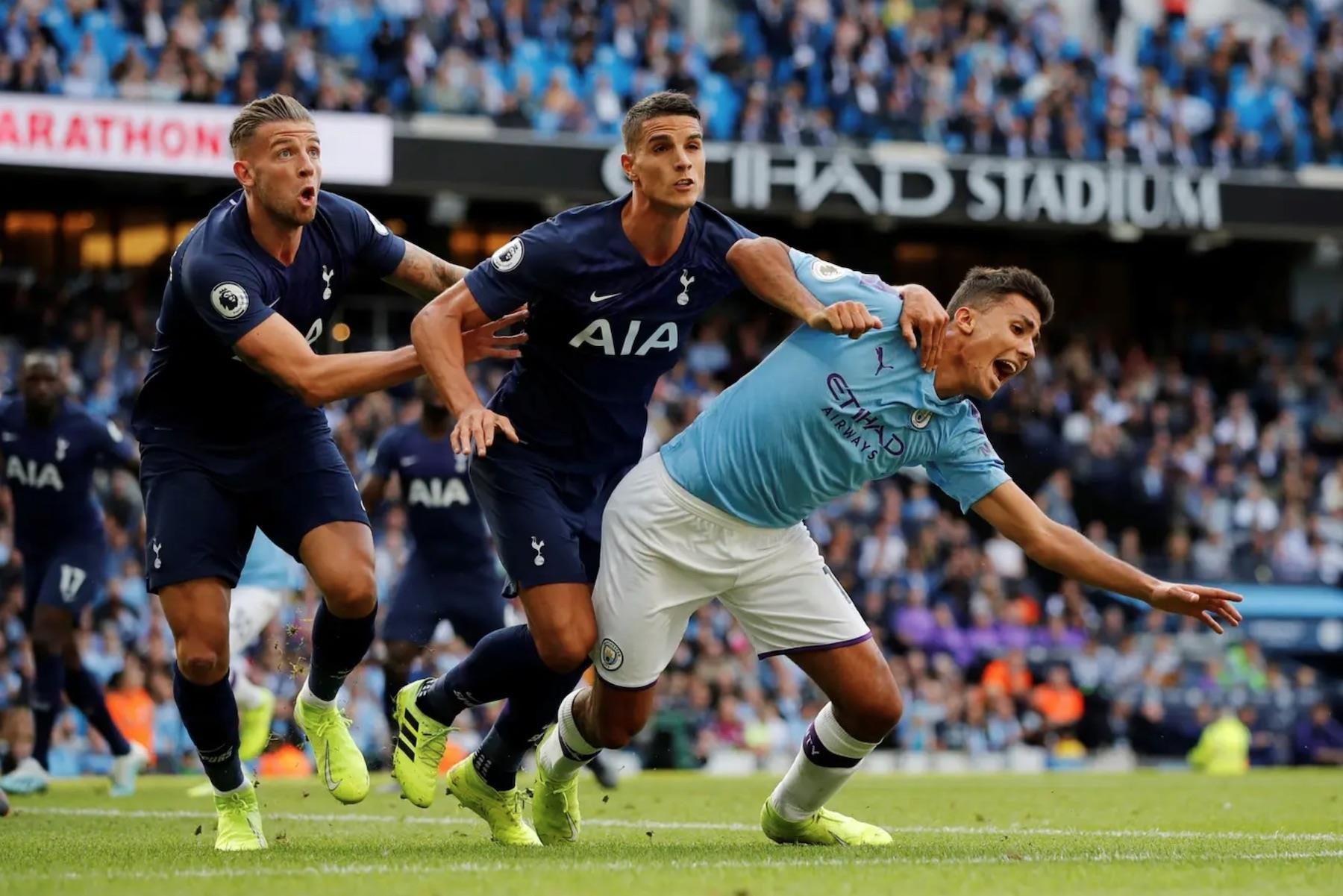 Sau tran Man City - Tottenham, con ai tin cong nghe VAR? hinh anh
