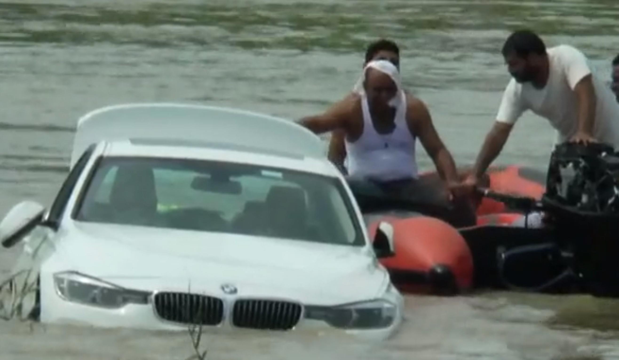 Internet An Do day song vi 'cau am' vut xe BMW bo tang xuong kenh hinh anh