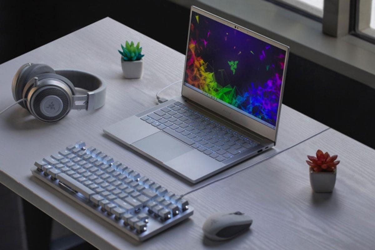 Laptop choi game mong nhe dau tien tren the gioi hinh anh