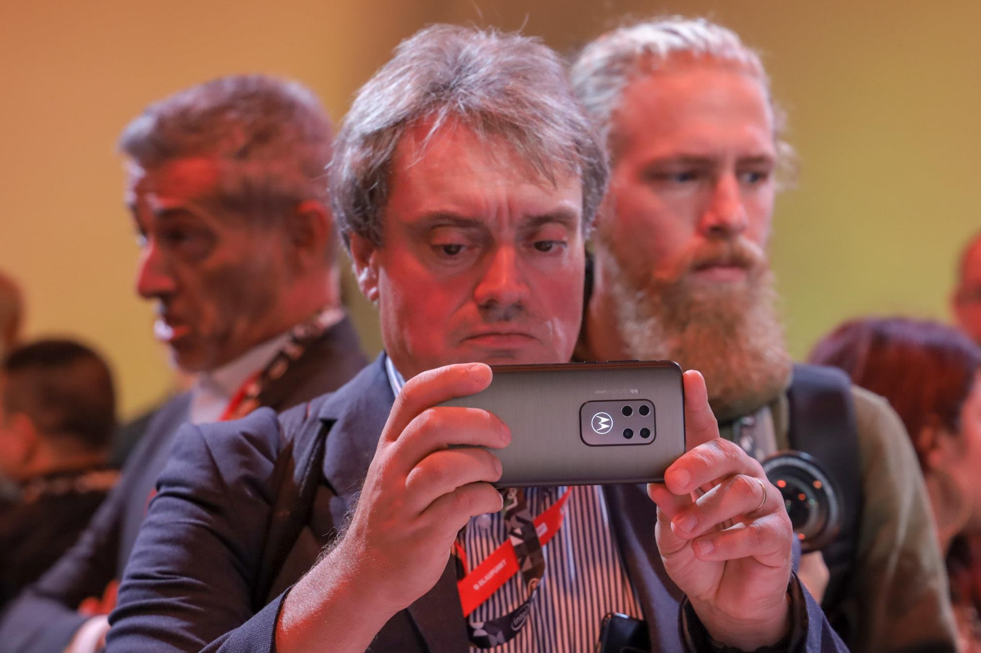 Moto One zoom cua lenovo anh 1