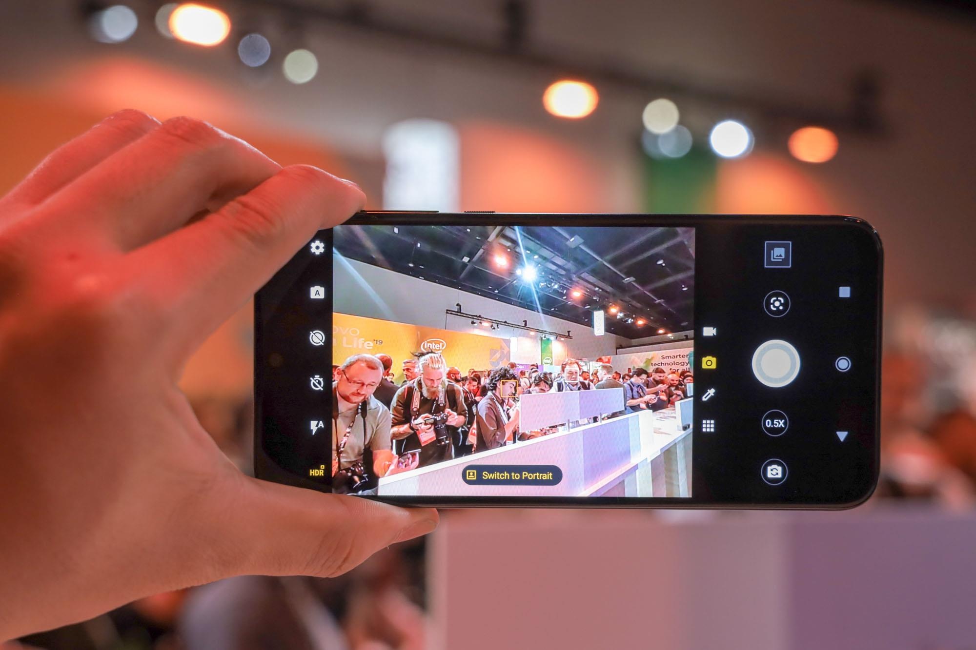 Moto One zoom cua lenovo anh 3