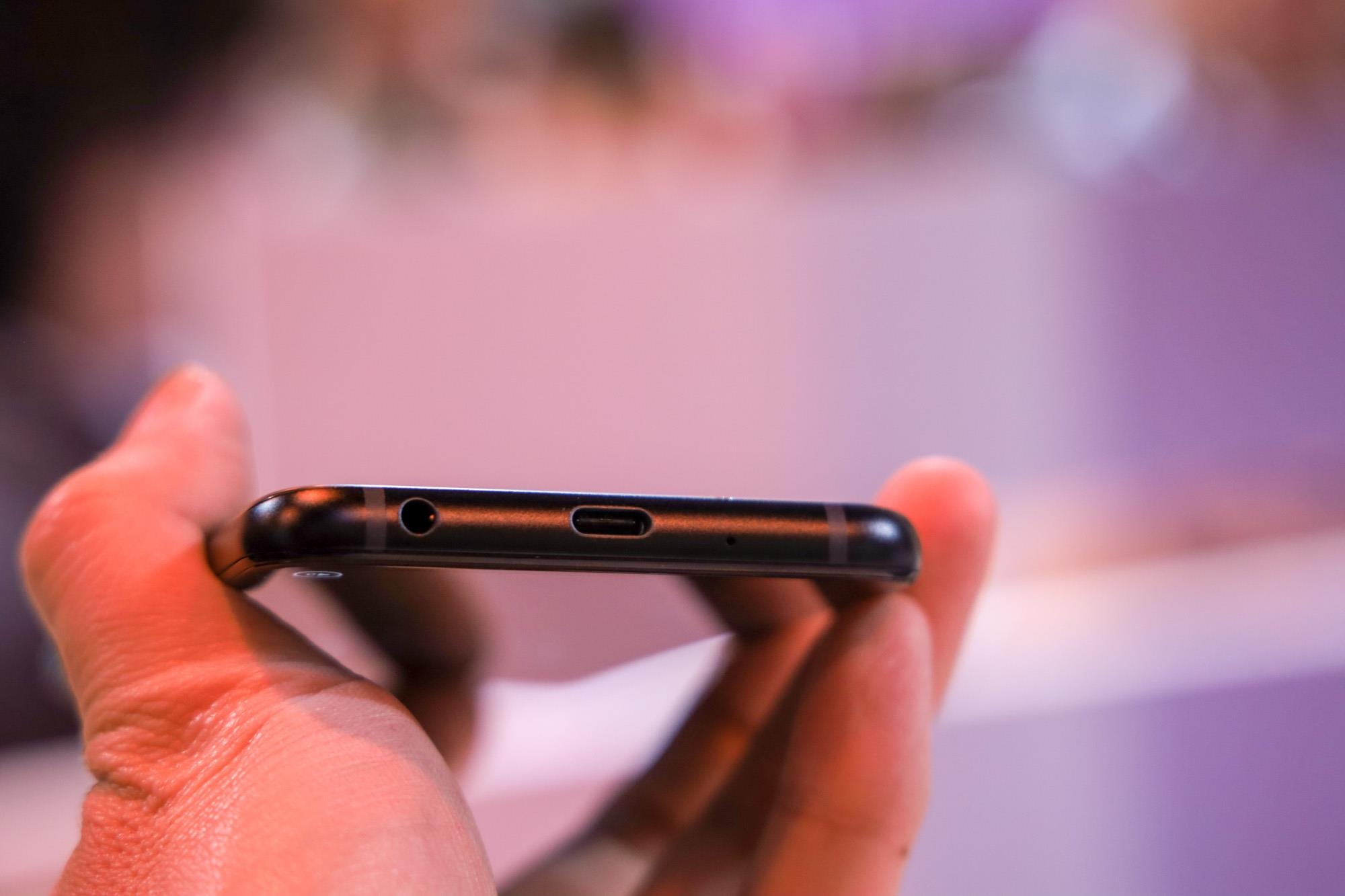 Moto One zoom cua lenovo anh 5