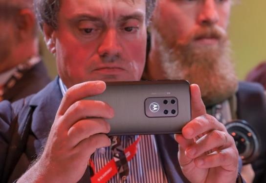 Motorola gioi thieu Moto One Zoom, cum camera nhu Note10+ hinh anh