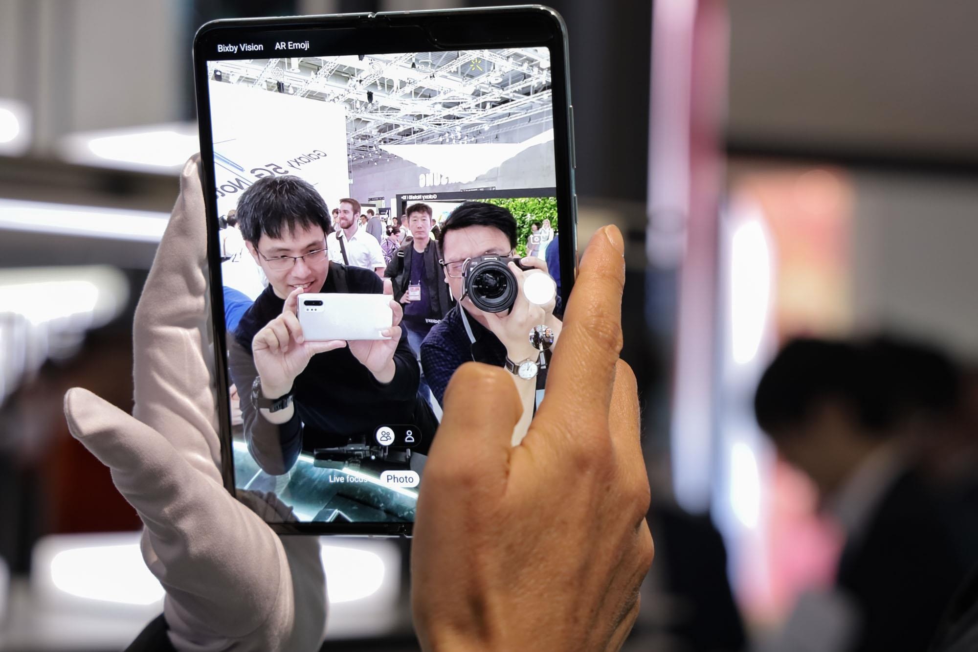 tren tay Samsung Galaxy Fold anh 12