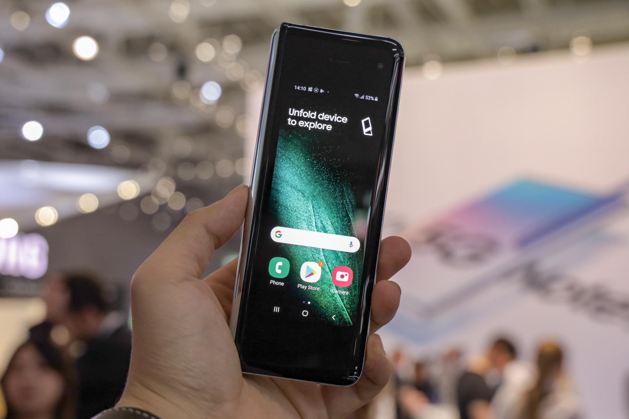 tren tay Samsung Galaxy Fold anh 2