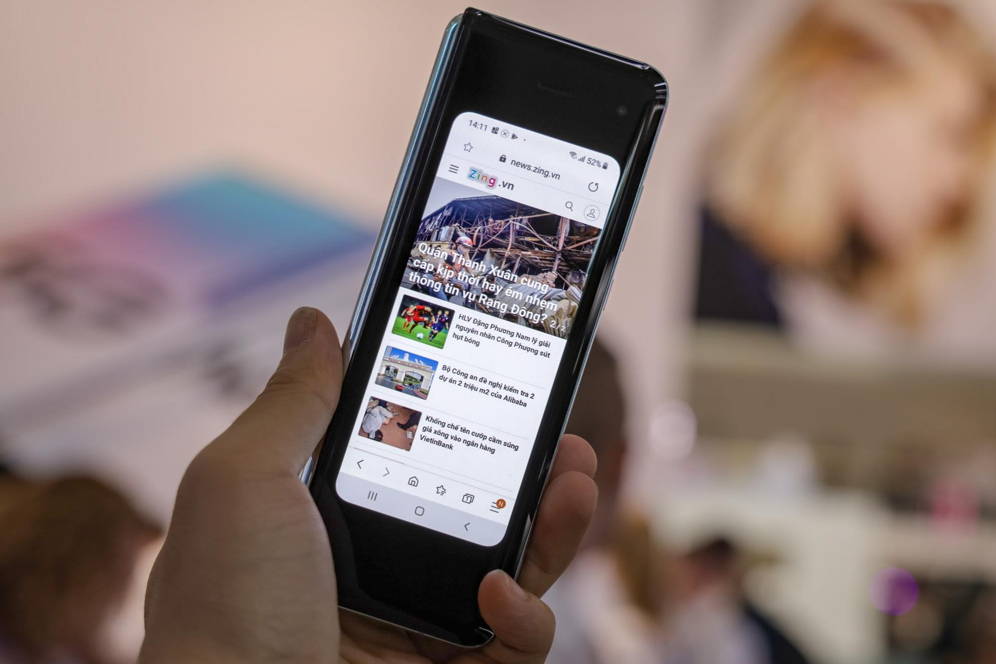 tren tay Samsung Galaxy Fold anh 3