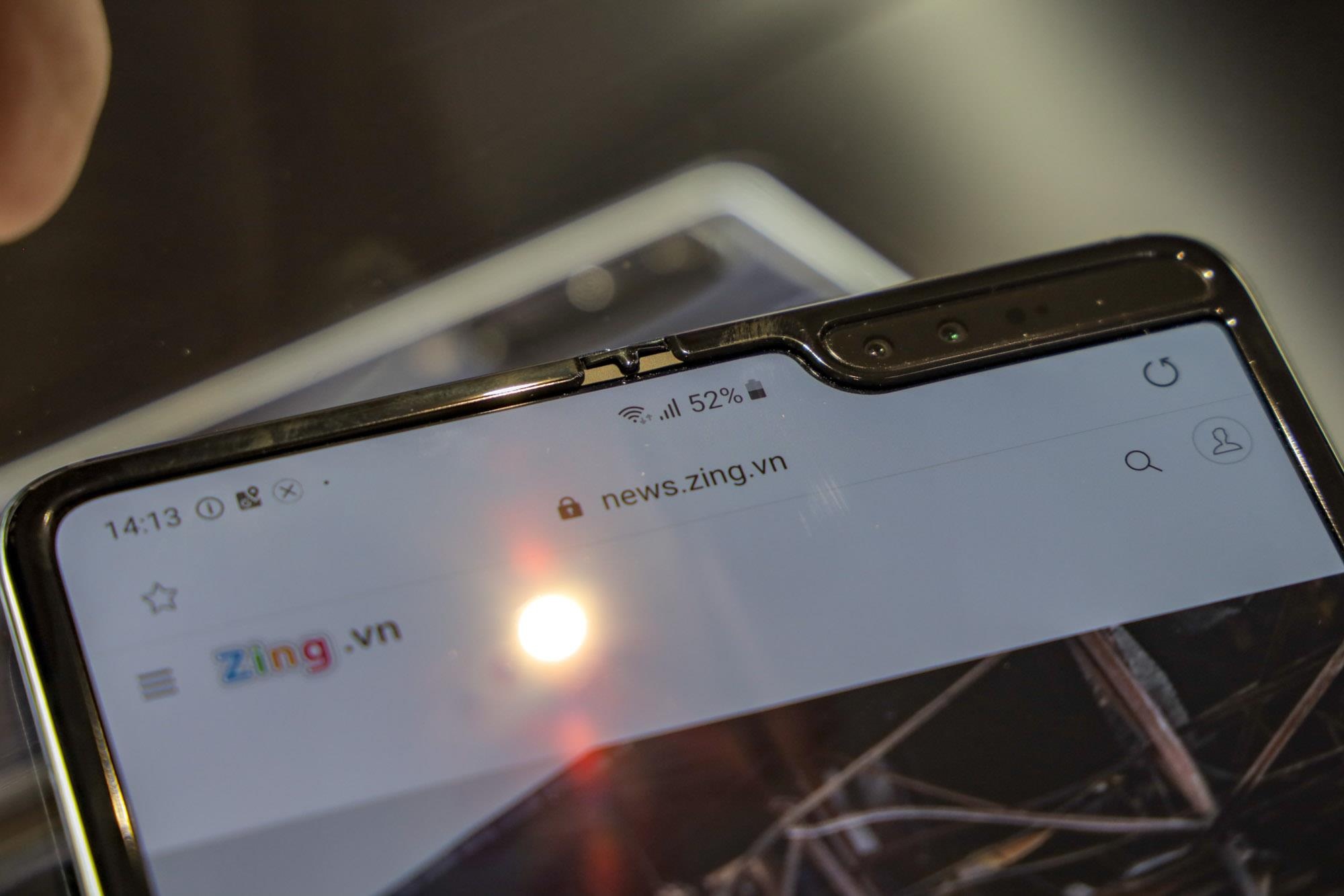 tren tay Samsung Galaxy Fold anh 6