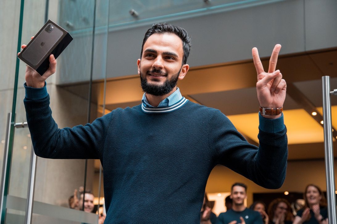 iFan khap the gioi khoe iPhone 11 moi mua hinh anh