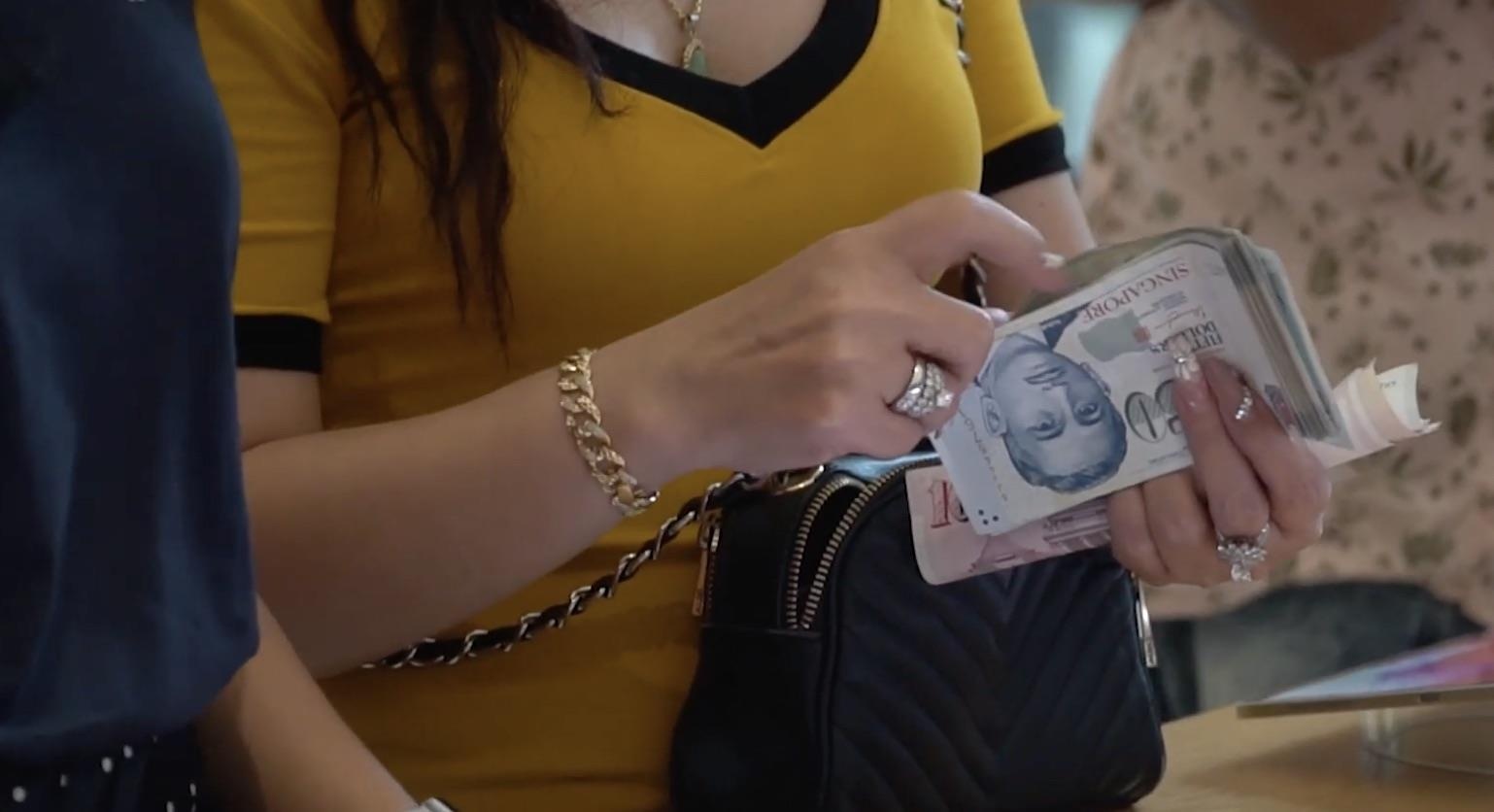 Ban lai iPhone kiem loi ngay trong Apple Store o Singapore hinh anh