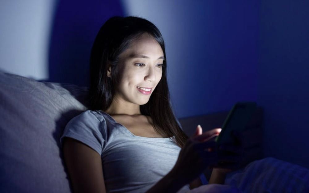 Tai sao dien thoai man hinh OLED co the khien ban moi mat, dau dau? hinh anh