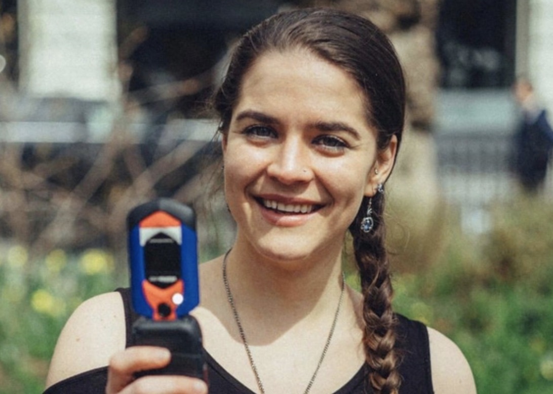 Nhin dung smartphone 1 nam, co gai sap nhan phan thuong 100.000 USD hinh anh