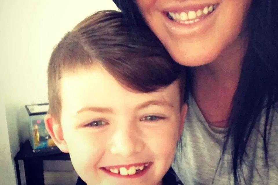 Be 9 tuoi gay bao mang khi bi bat qua tang dung tro ly ao giai toan hinh anh