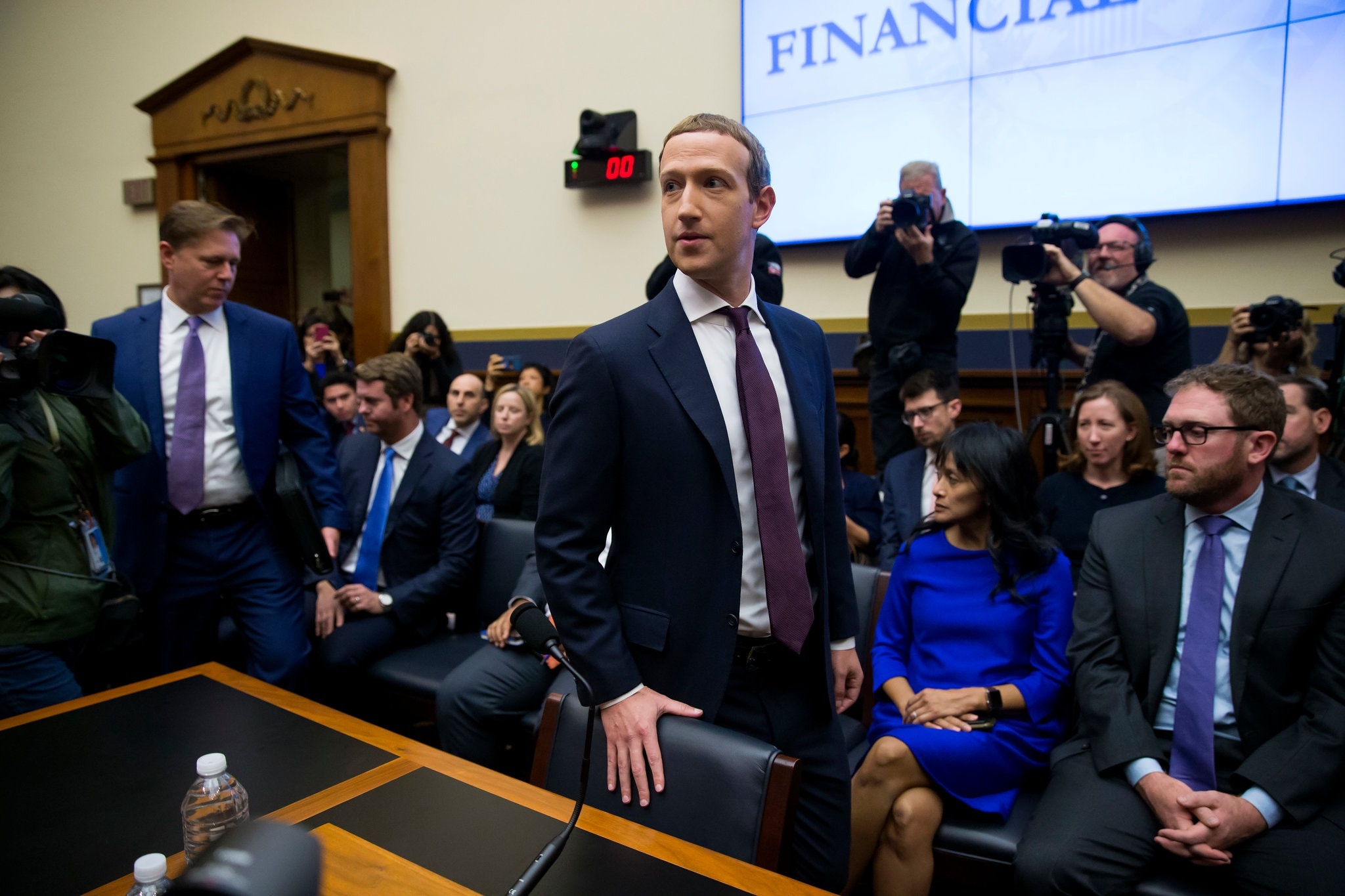 Di dau cung de tieng xau, Mark Zuckerberg that su nen nghi huu hinh anh