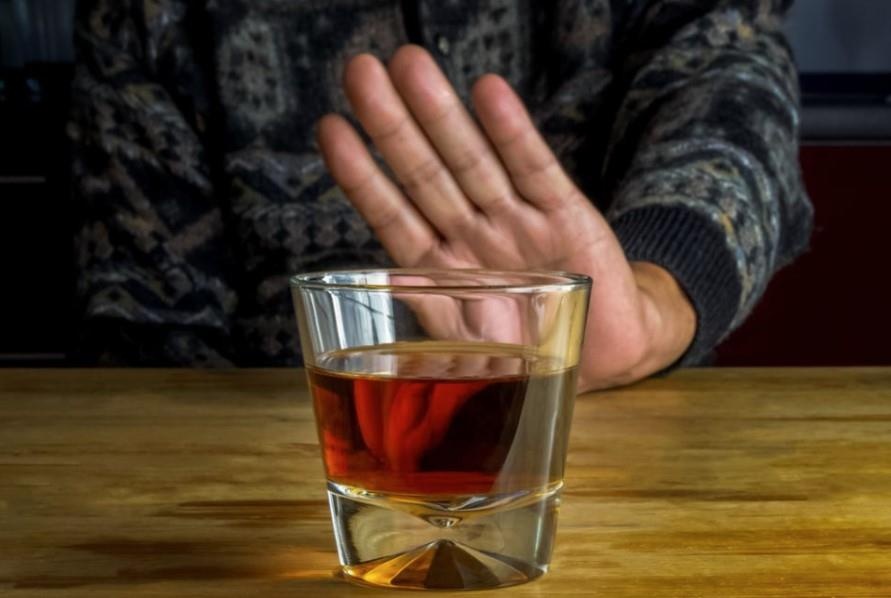 Khong uong mot giot ruou, nguoi dan ong van say suot 6 nam hinh anh