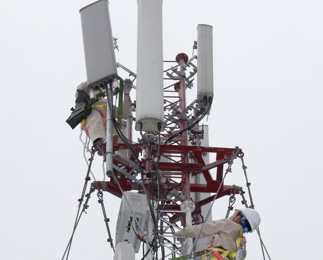 Bo TT&TT yeu cau cac nha mang tang dung chung cot song hinh anh