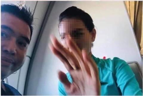 Ban co duoc chup anh cung tiep vien hang khong tren may bay? hinh anh