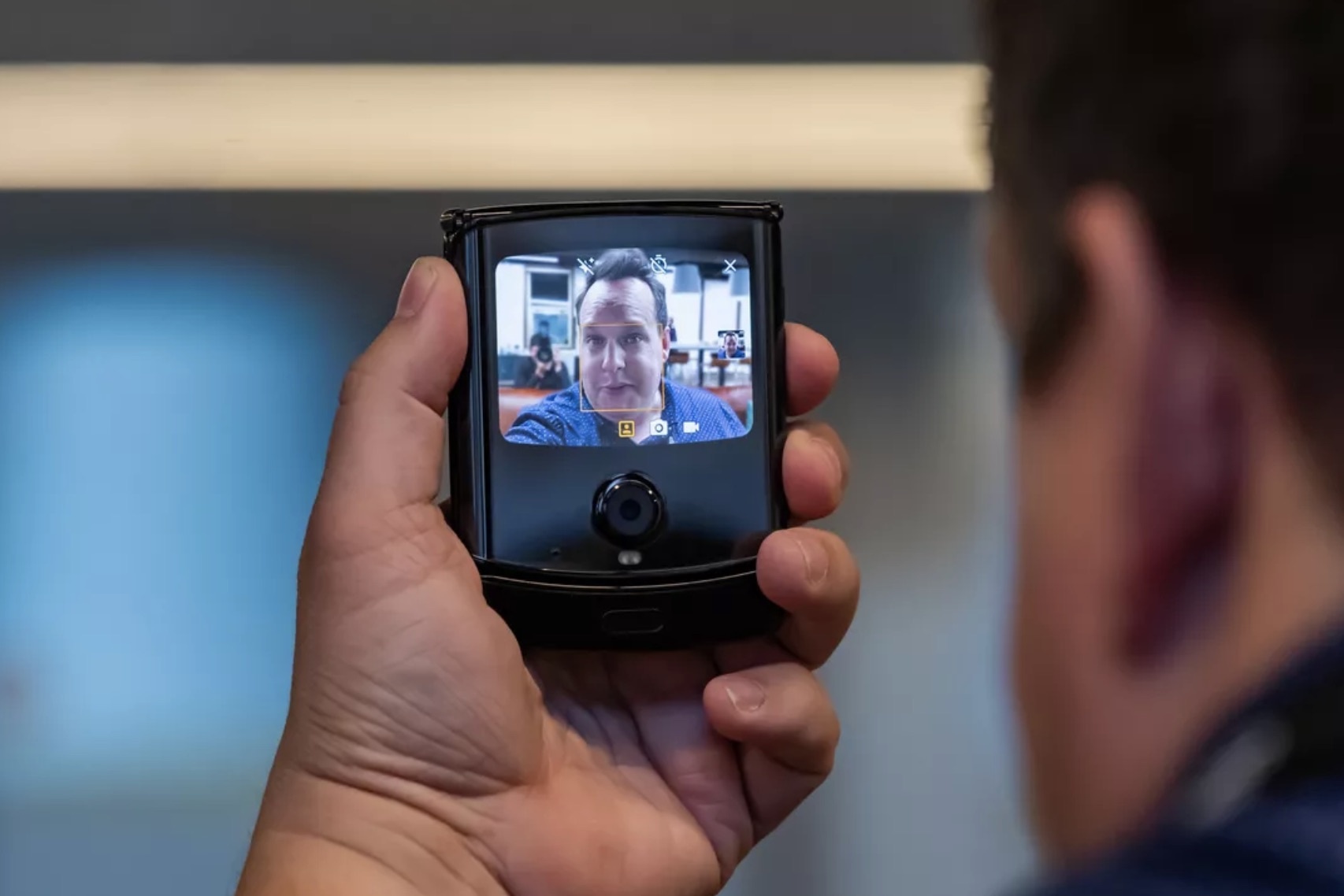 chi tiet motorola razr man hinh gap anh 6