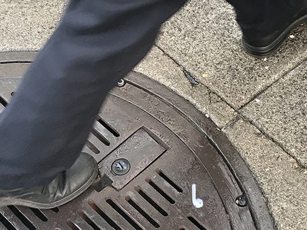 rơi airpods ảnh 3 roi airpods anh 3