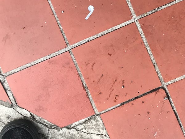 rơi airpods ảnh 4 roi airpods anh 4