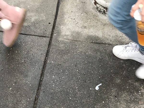 rơi airpods ảnh 5 roi airpods anh 5