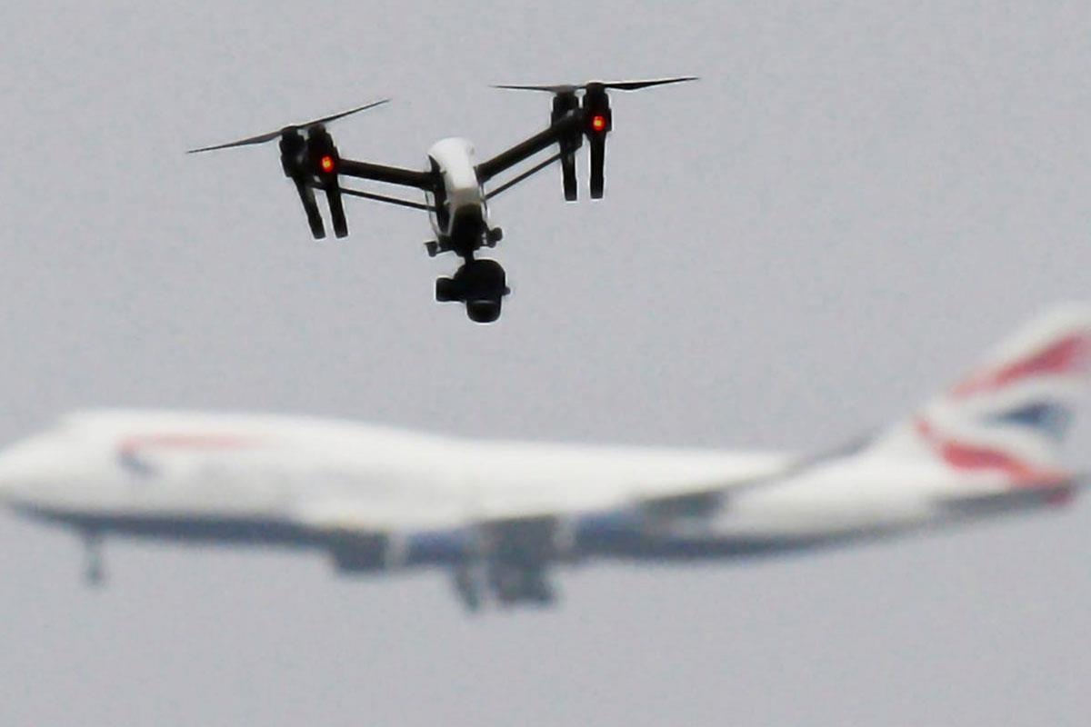 De drone lac vao san bay, thanh nien My bi phat gan 20.000 USD hinh anh