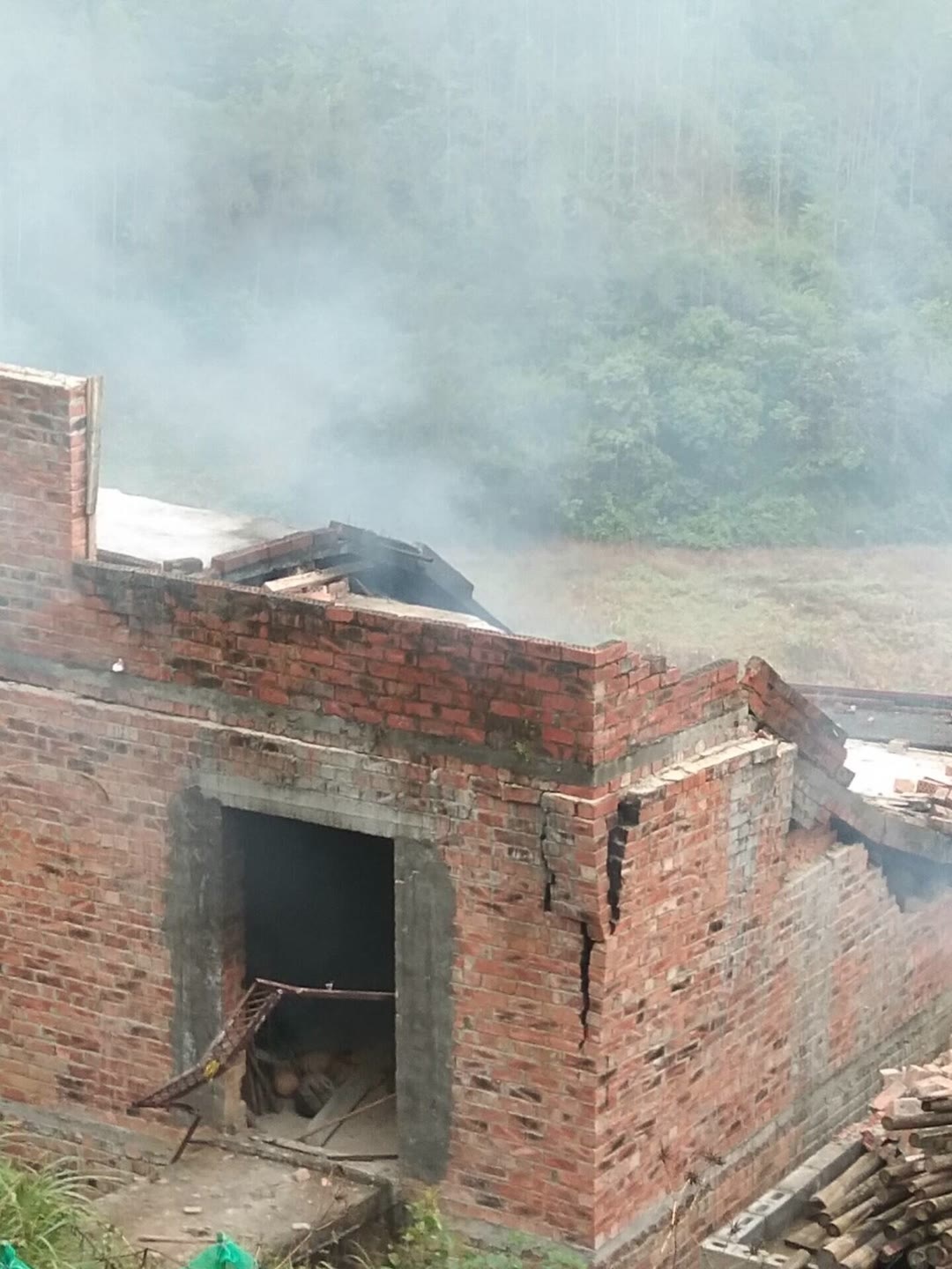 vệ tinh trung quốc rơi vỡ nhà dân ảnh 1 ve tinh trung quoc roi vo nha dan anh 1