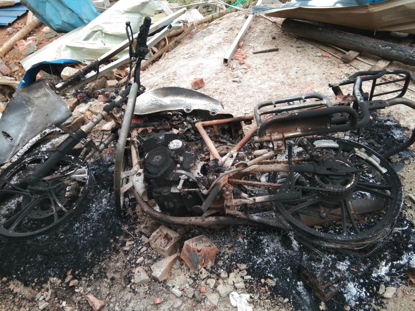 vệ tinh trung quốc rơi vỡ nhà dân ảnh 2 ve tinh trung quoc roi vo nha dan anh 2