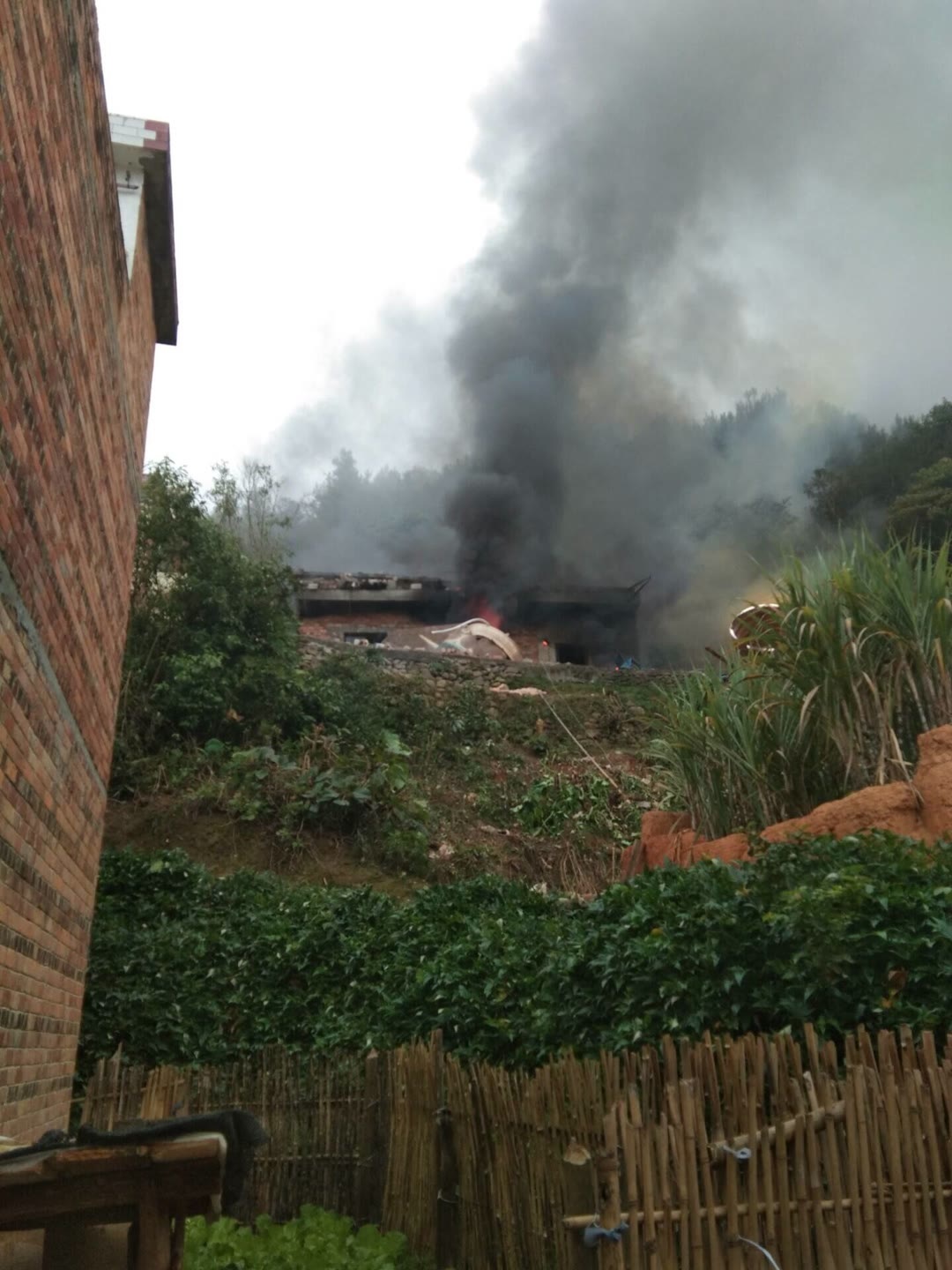 vệ tinh trung quốc rơi vỡ nhà dân ảnh 3 ve tinh trung quoc roi vo nha dan anh 3