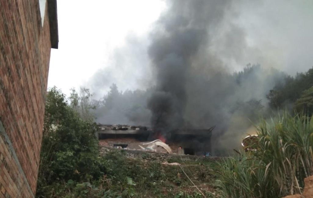 Trung Quoc phong ve tinh, manh vo ten lua roi nat nha dan hinh anh