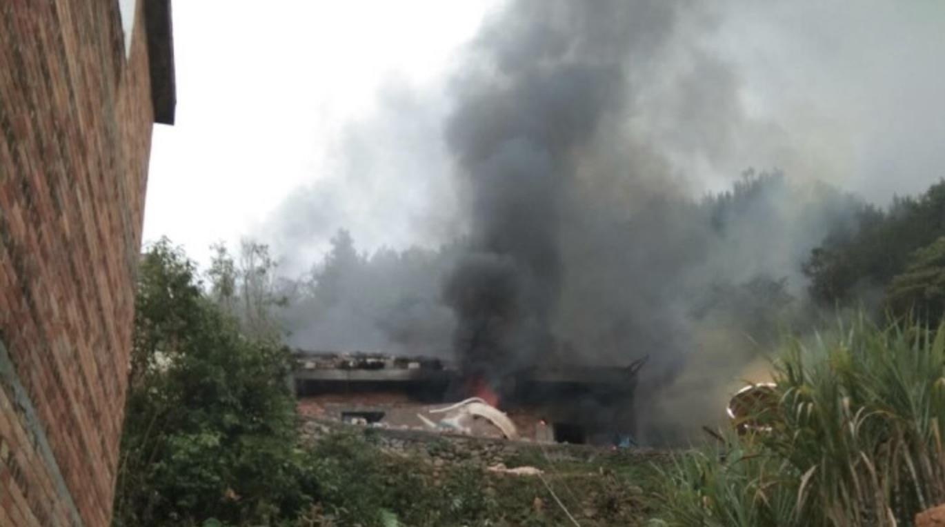 Manh vo ten lua Trung Quoc roi xuong nha dan sau khi phong hinh anh