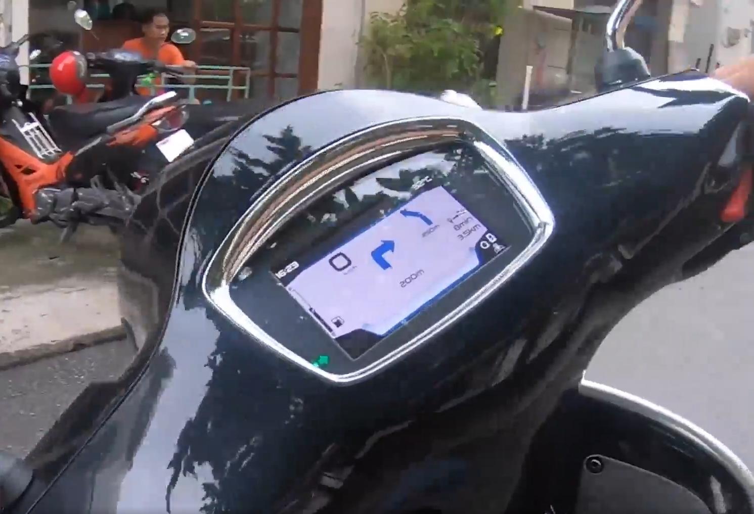 Toi di xe may dung tai nghe bi phat co dung khong? hinh anh