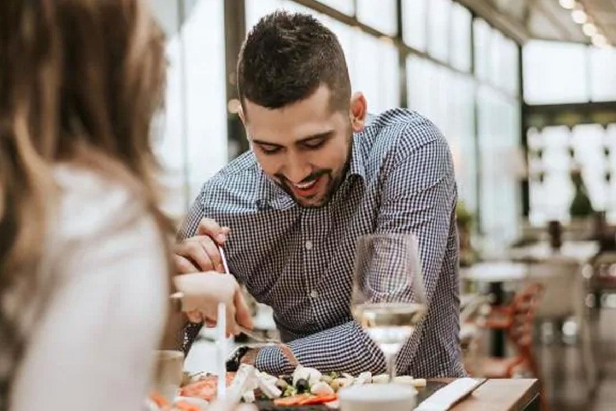 Phat hien chong ngoai tinh nho doc review quan an hinh anh