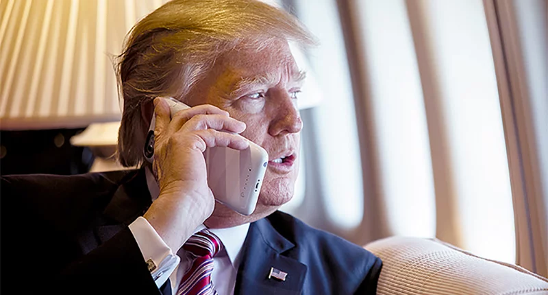 Ong Trump van su dung dien thoai kem an toan bat chap canh bao hinh anh