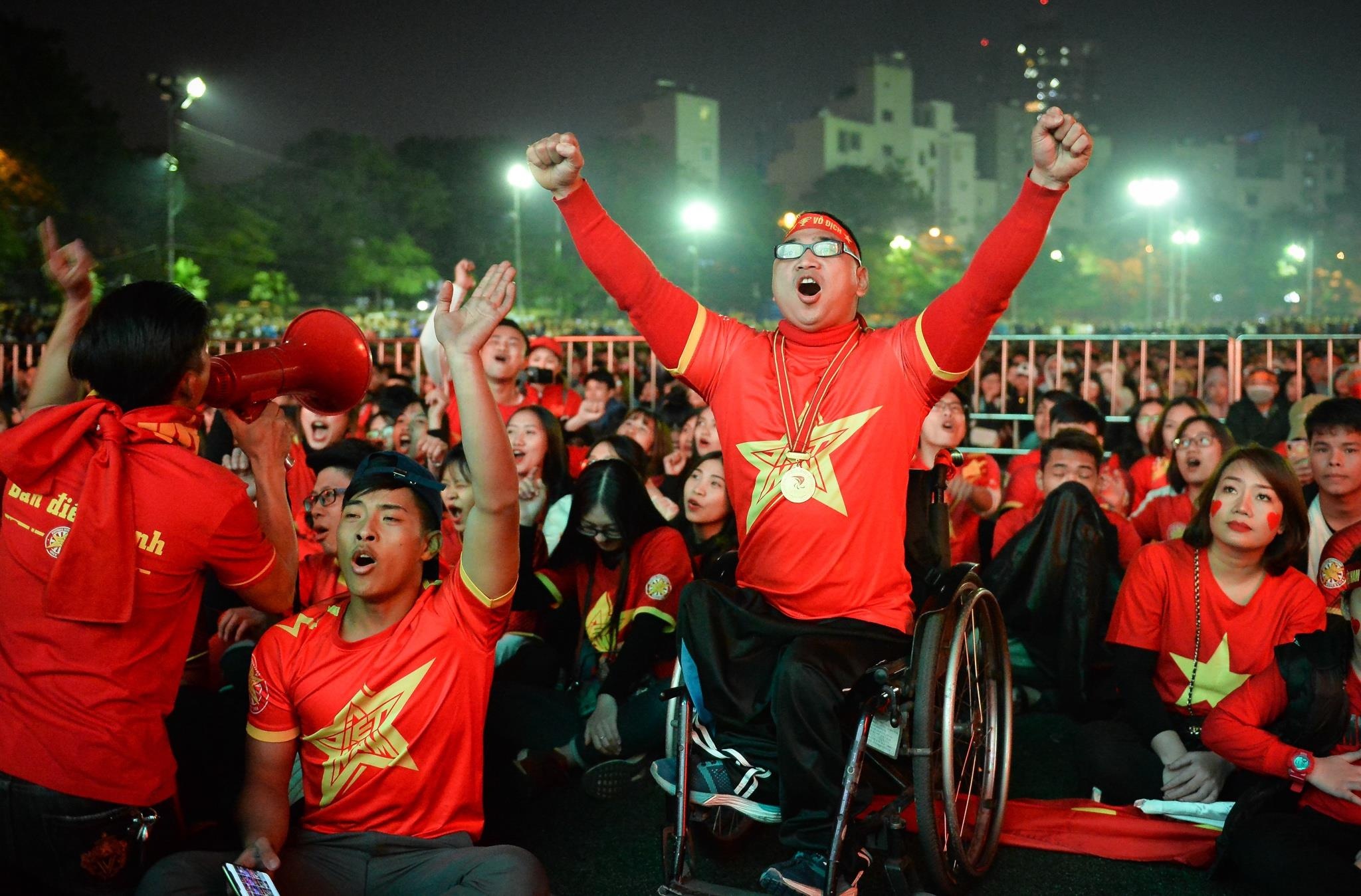 Fan quoc te: 'VN thang, duong pho bien thanh nhung bua tiec khong lo' hinh anh