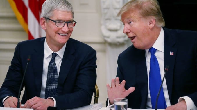 Vi sao ong Trump tin co the 'mang iPhone ve nha'? hinh anh