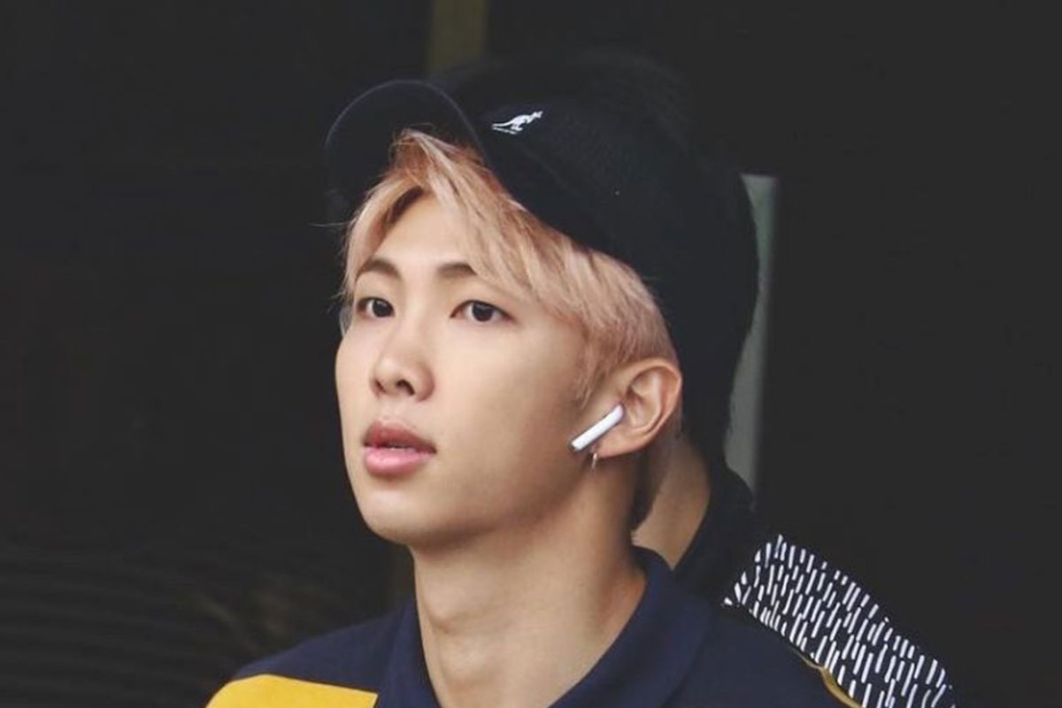 Truong nhom nhac BTS lam roi 33 cap AirPods hinh anh