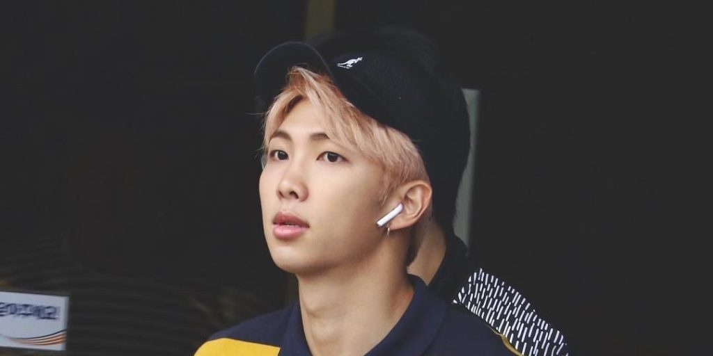 Kim Namjoon BTS lam roi 33 cap tai nghe khong day AirPods anh 1