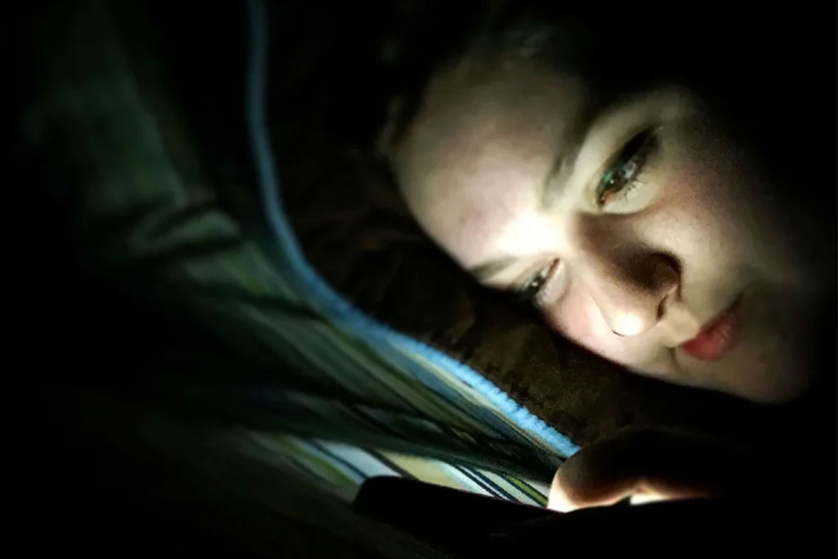 Man hinh vang Night Shift tren iPhone thuc chat khong giup bao ve mat hinh anh